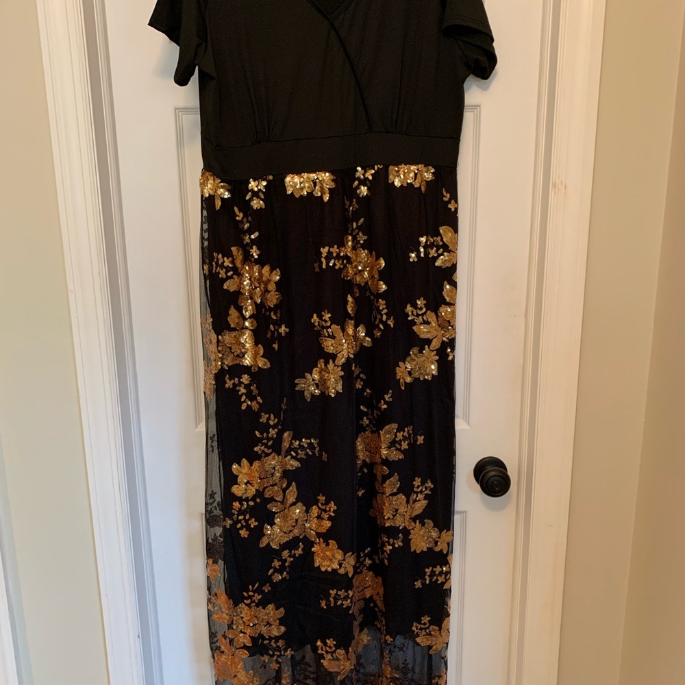 Black maxi with gold sequins. - Picture 1 of 2